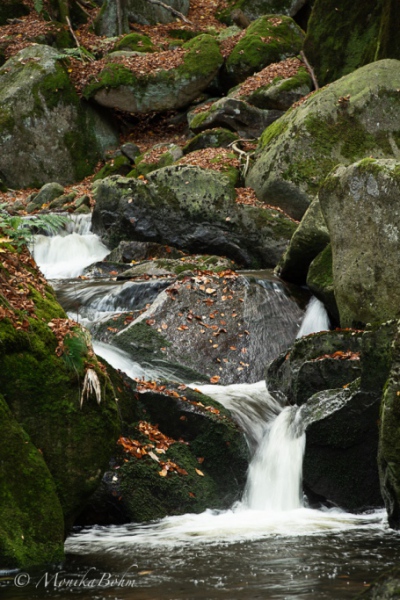 schroffe Felsen am Bach